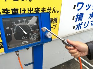 車の空気入れはガソリンスタンドでできる 空気圧の指定は