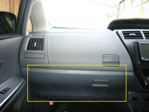 車のグローブボックスに傷 補修の方法と傷防止対策を紹介