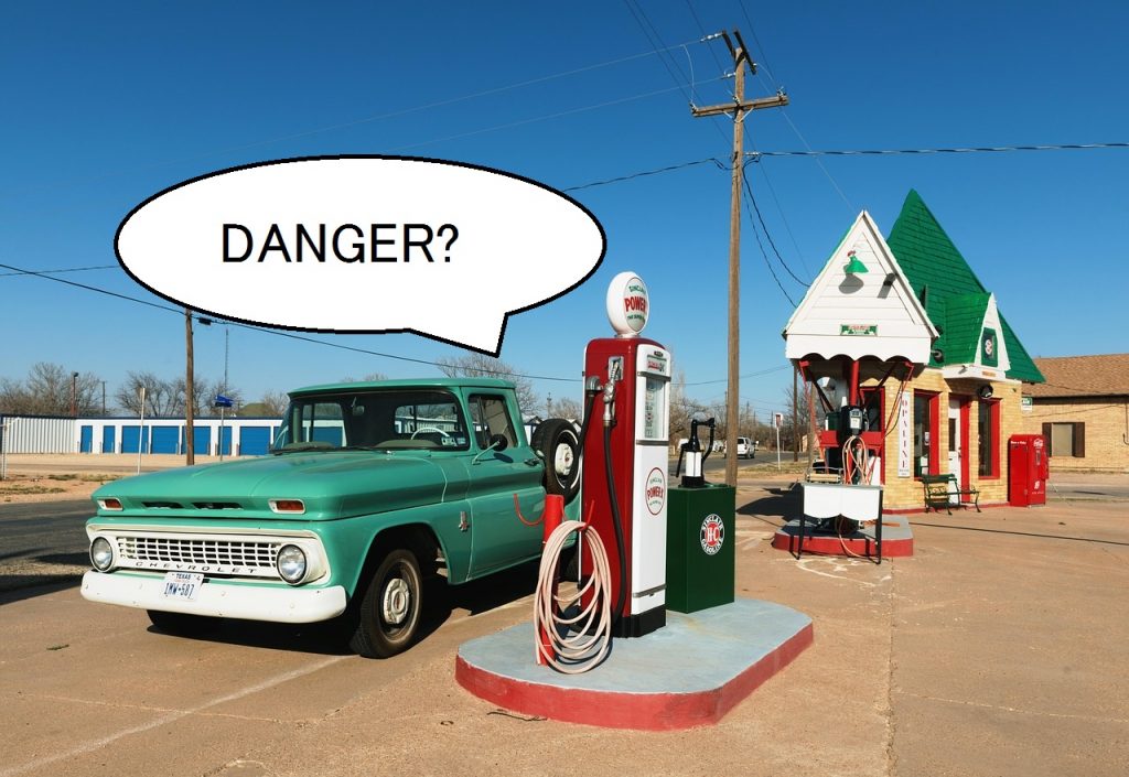 車がガソリン臭い 給油後に臭うのは危険 原因と対策を解説