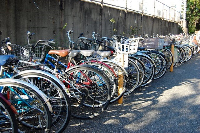 駐車場にバイクは止めてもいいの 実際のルールとは