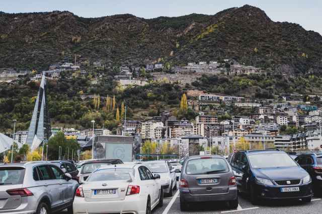 駐車場のスペースの寸法は 車種別にサイズをご紹介
