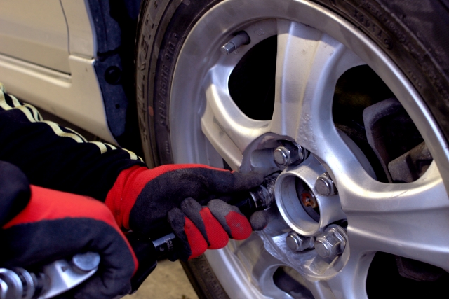 タイヤのボルトが折れた 修理の費用や期間はどれくらいかかるの