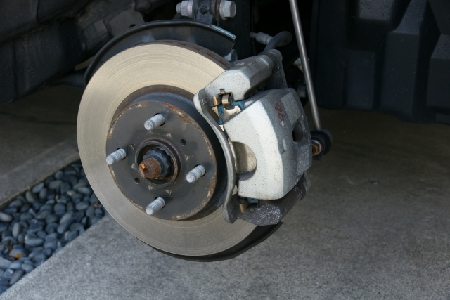 タイヤのボルトが折れた 修理の費用や期間はどれくらいかかるの
